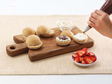 Nakładanie kremu Nutella® na gotowe kanapki na ciepło