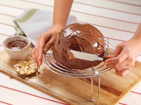 Ozdabianie gotowego ciasta kremem Nutella® oraz płatkami migdałów