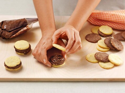 Sklejanie dwukolorowych ciasteczek przy pomocy kremu Nutella®