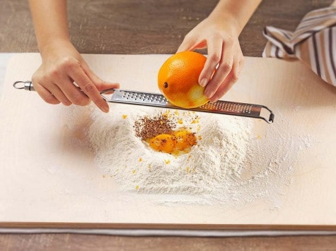 Według przepisu na faworki na początku formujemy kopczyk z mąki