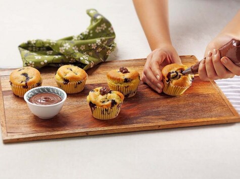 Nadziewanie muffinów z borówkami kremem Nutella® 