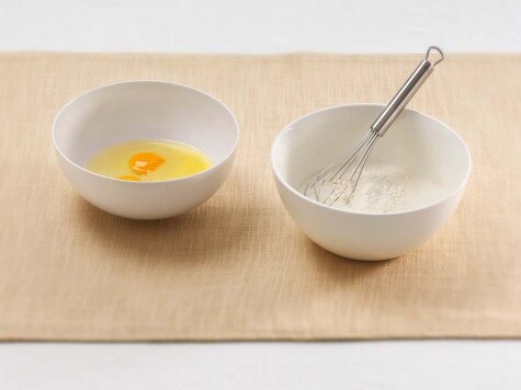 Miska z jajkiem oraz miska z mąką potrzebne do przygotowania naleśników z bananami lub truskawkami