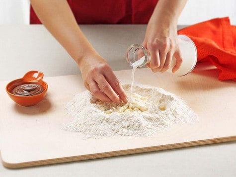 Zgodnie z przepisem na scones na początek należy usypać kopczyk