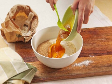 Zgodnie z przepisem na początku należy dodać miód lub syrop klonowy do ciasta