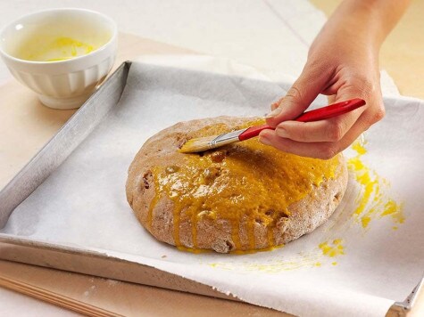 Smarowanie powierzchni chlebka roztrzepanym jajkiem