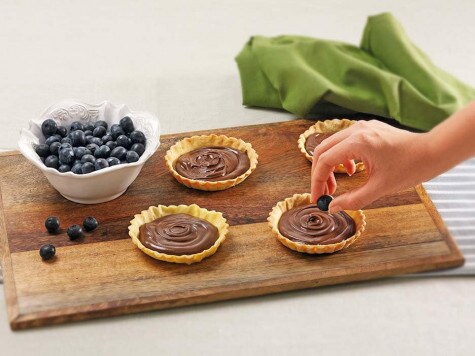 Tartaletki z borówkami i NUTELLA® - krok 4 Dodawanie kremu Nutella® oraz borówek do gotowych tartaletek