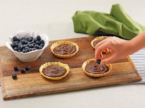 Dodawanie kremu Nutella® oraz borówek do gotowych tartaletek