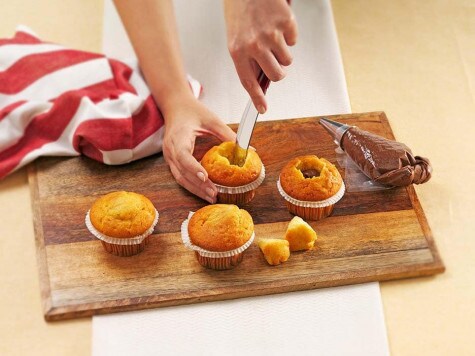 Walentynkowe babeczki typu cupcake z NUTELLA® - krok 3 Napełnianie babeczek walentynkowych kremem Nutella®