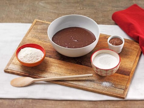 Rozpuszczona czekolada w białej misce