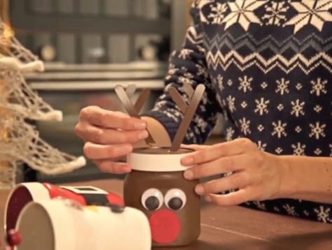 Przyklejanie rogów wykonanych z patyczków po lodach