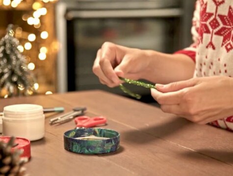 Przyklejanie zdjęć do ramki zgodnie z instrukcją DIY