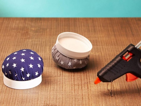 Przyklejanie poduszki na igły na nakrętkę słoika po kremie Nutella®