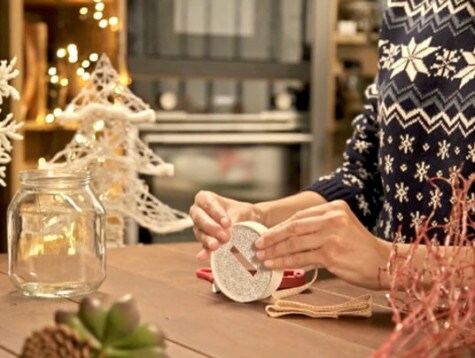 Przyklejanie wstążki do nakrętki słoika