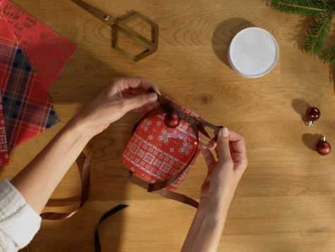 Przyozdabianie stroika ze słoika czerwoną wstążką