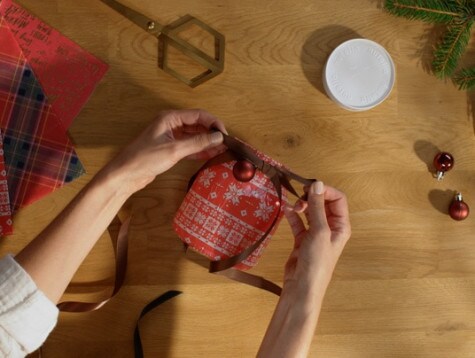 Przyozdabianie stroika ze słoika czerwoną wstążką