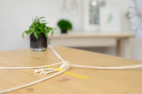 Sznurek przyklejony do stołu