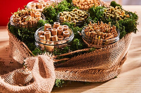 Słoiki obwiązane ozdobną pętlą tworzą domek dla owadów