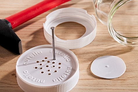 Dozownik wody dla owadów Nutella - krok 3