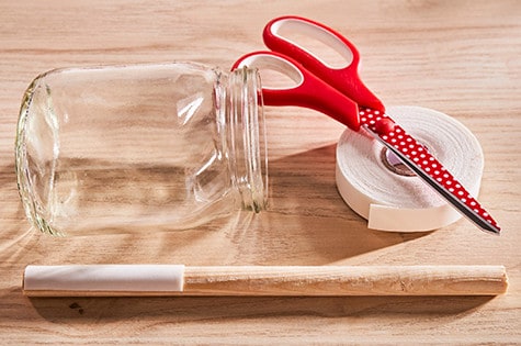 Słoik, patyczek, nożyczki i taśma klejąca