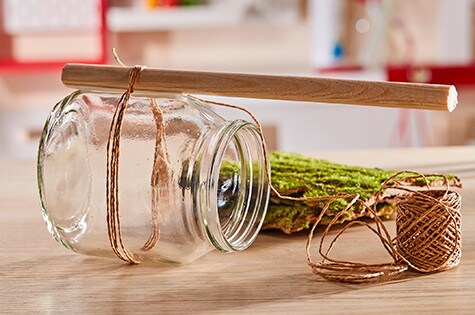Karmnik dla ptaków Nutella - krok 3 Obwiązywanie sznurkiem pustego słoika po kremie Nutella®