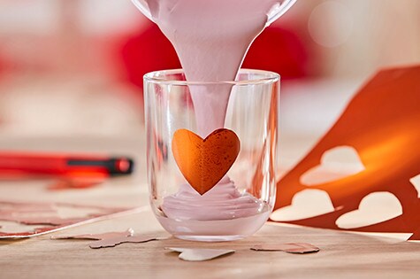 Wlewanie farby na dno szklanki