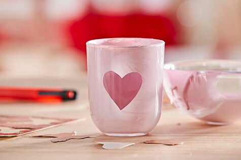 Do gotowego lampionu DIY wkładamy świeczkę