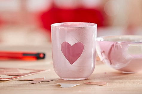 Do gotowego lampionu DIY wkładamy świeczkę