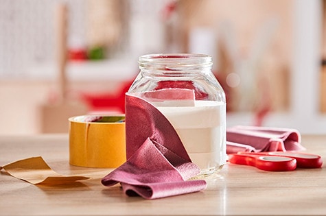 Przyklejanie tkaniny do słoika po kremie Nutella®