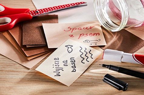 Wycinanie karteczek z wypisanymi pomysłami na nudę