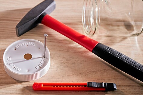 Robienie otworów w pokrywce przy pomocy gwoździa