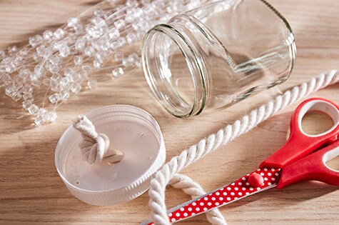 Robienie węzła na spodzie pokrywki słoika