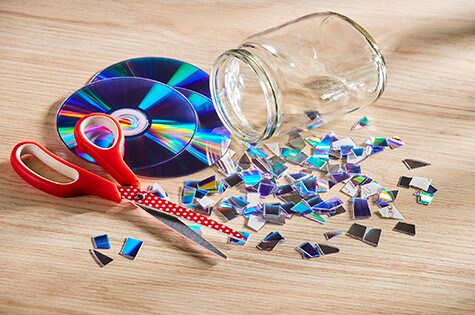 Pocięta na małe kawałki płyta CD