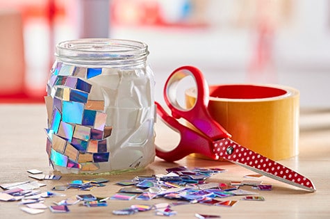 Owijanie słoika taśmą klejącą