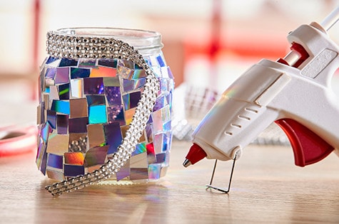 Owijanie taśmą z cekinami prawie już gotowego wazonu