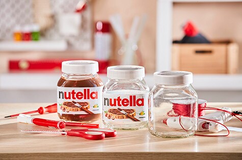 Wazon ze sznurka Nutella - krok 1 Jeden z trzech słoików nie ma etykiety