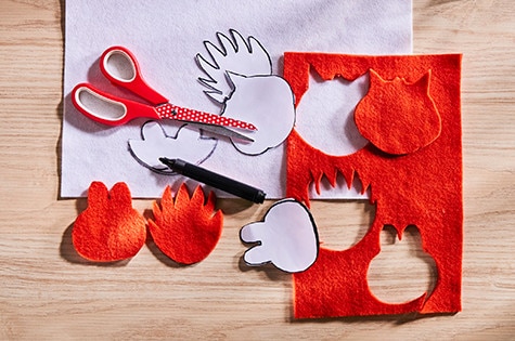 Wycinanie z filcu potrzebnych elementów 