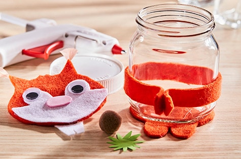 Przyklejanie dekoracji do słoika po kremie Nutella®