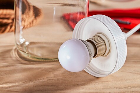 Wisząca lampa Nutella® - krok 3 Żarówka przymocowana do zakrętki słoika