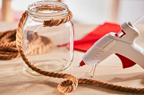 Przyklejanie sznurka do słoika