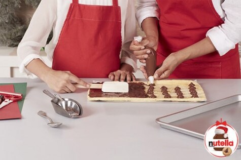 Dwukolorowa rolada świąteczna z kremem Nutella® 5 | Nutella Wyciskanie kremu Nutella® na biszkopt