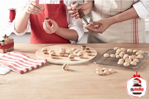 Smarowanie ciasteczek - całusków kremem Nutella®