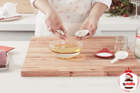Focaccia z kremem Nutella® 1 | Nutella Łączenie składników zgodnie z przepisem na focaccię