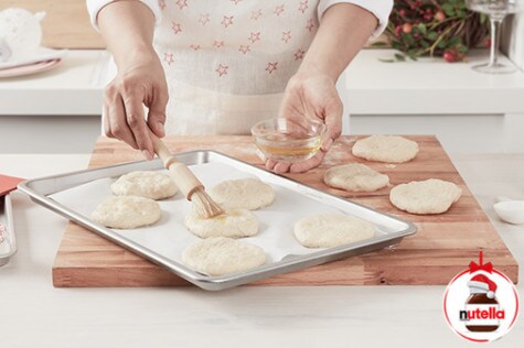 Focaccia z kremem Nutella® 5 | Nutella Przygotowanie focaccii do pieczenia
