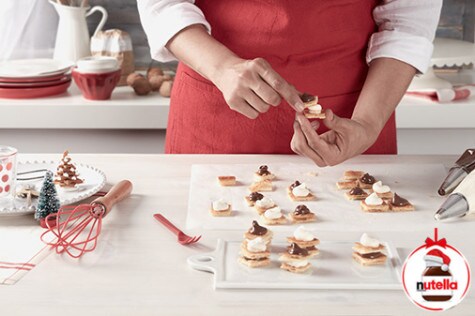 Przekładanie mini napoleonek kremem Nutella®
