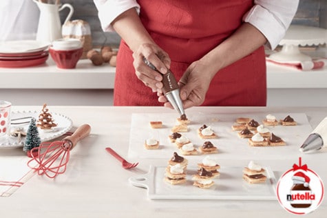 Mini napoleonki po przełożeniu kremem chantilly są gotowe