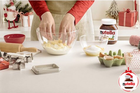 Tarta Bożonarodzeniowa z kremem Nutella® 1 | Nutella Na początku mieszamy ze sobą masło oraz mąkę