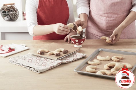 Przygotowane zgodnie z przepisem rogaliki zanurzone w kremie Nutella®