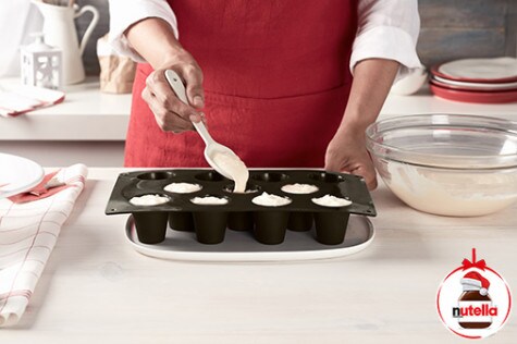 Waniliowe semifreddo z kremem Nutella® 3 | Nutella Rozlewanie mieszaniny do foremek