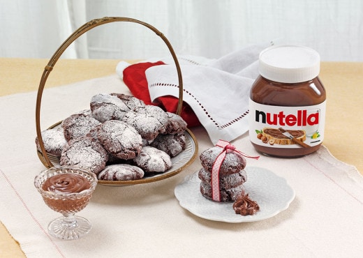 Gotowe ciemne ciasteczka Ricciarelli i krem Nutella®