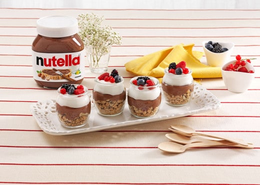 4 porcje jogurtu z musli i kremem Nutella®